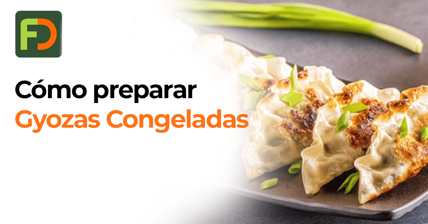 Imagen de gyozas doradas en sartén, recién cocinadas, con vapor visible y fondo de cocina cálido.